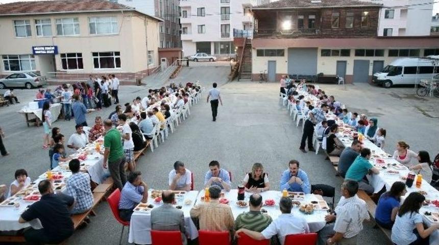 Meteoroloji, Yuvada Kalan &Ccedil;ocuklara İftar Verdi