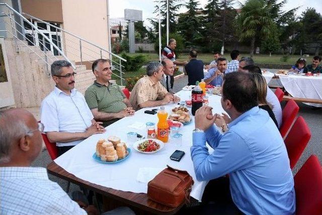 Meteoroloji, Yuvada Kalan Çocuklara İftar Verdi 3