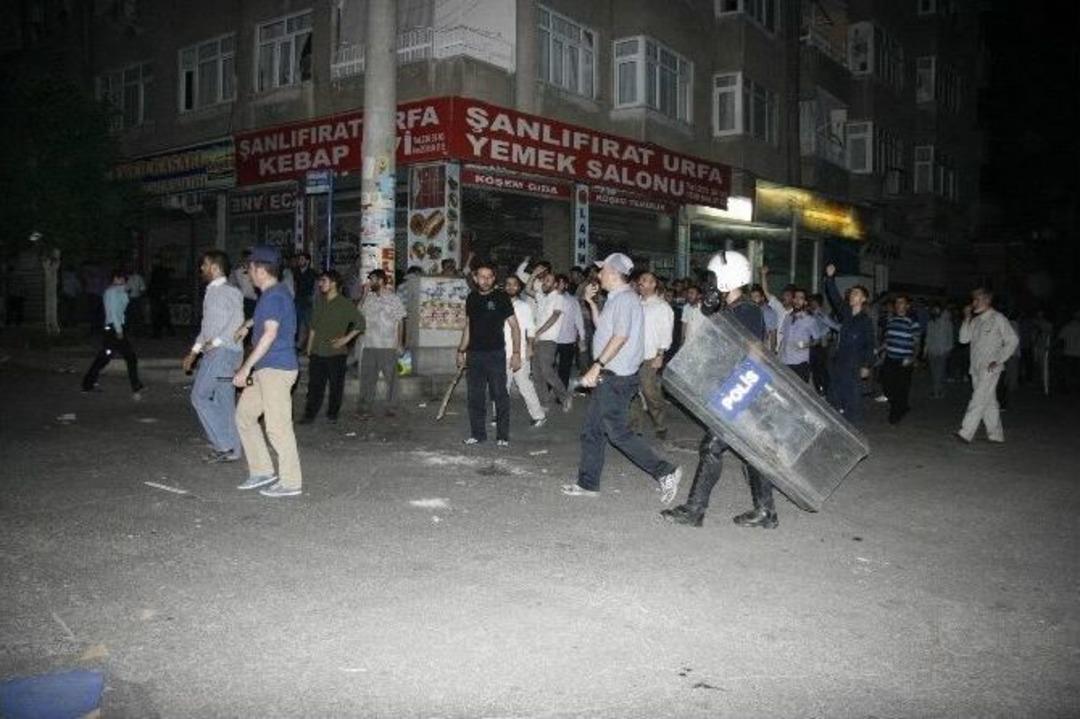 Diyarbakır&rsquo;da İslami Derneğe Atılan Ses Bombası Sonrası Olaylar &Ccedil;ıktı