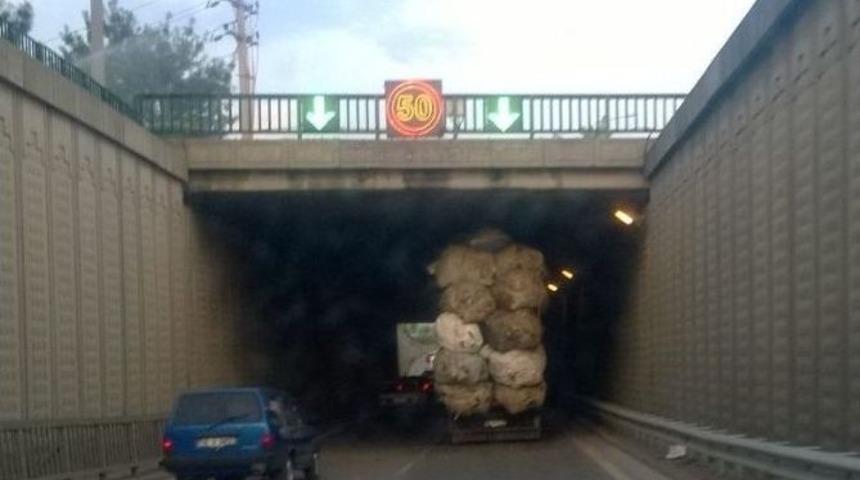 Aşırı Y&uuml;k Alan Kamyon Trafikte Tehlike Sa&ccedil;tı