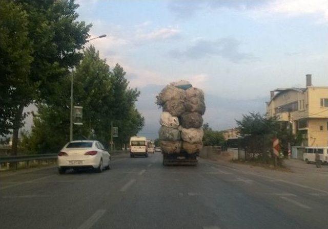 Aşırı Y&uuml;k Alan Kamyon Trafikte Tehlike Sa&ccedil;tı 1
