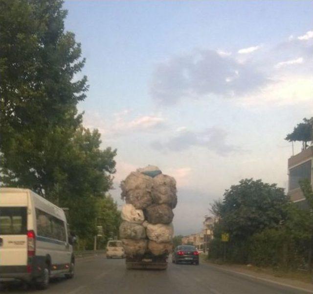 Aşırı Y&uuml;k Alan Kamyon Trafikte Tehlike Sa&ccedil;tı 2