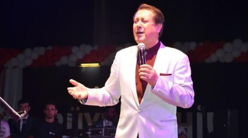 Ahmet &Ouml;zhan Balıkesir'de Konser Verdi