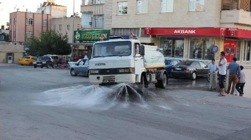Belediye Yolları Suluyor