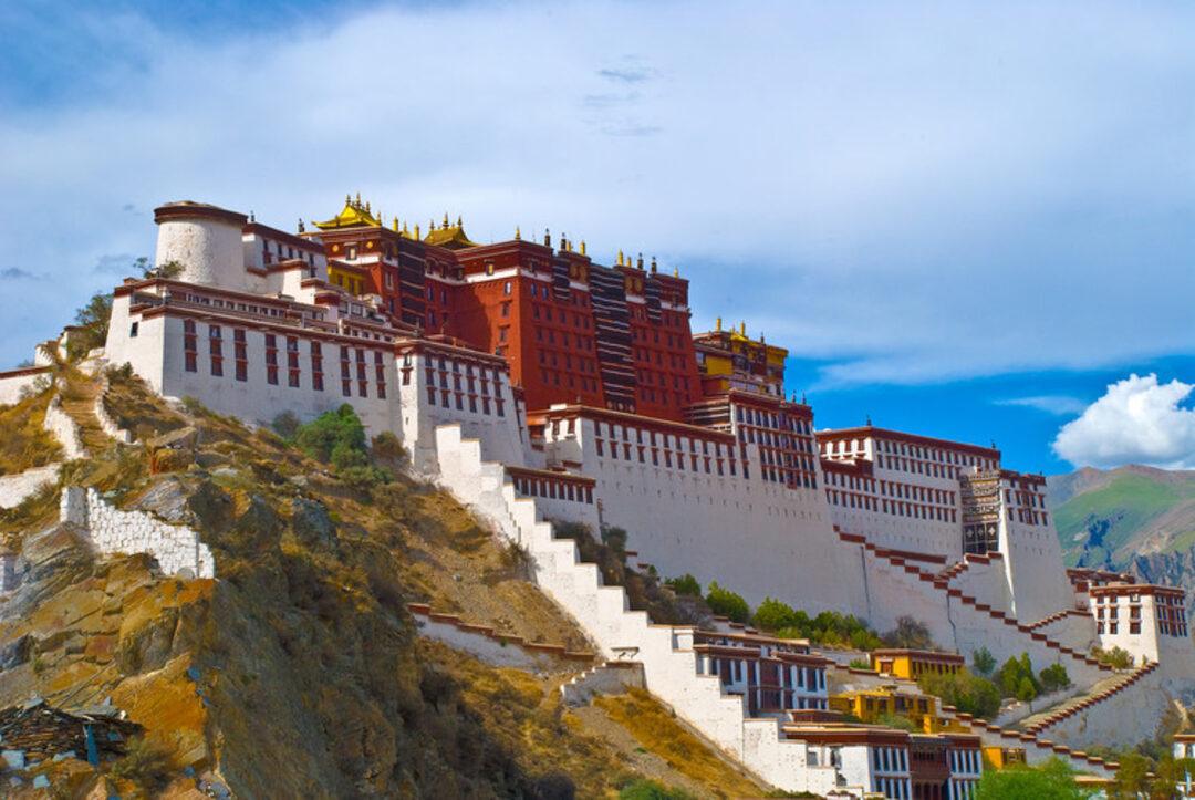 Потала лхаса. Дворец Потала (Potala Palace). Дворец Потала в Лхасе. Дворец Далай ламы в Лхасе. Дворец Потала, резиденция Далай-ламы, Лхаса, Тибет..