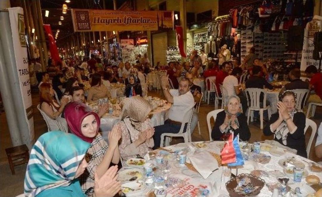 Bursa'da Tarihi &Ccedil;arşı'da 750 Metrelik Hat Boyunca İftar Sofrası Kuruldu