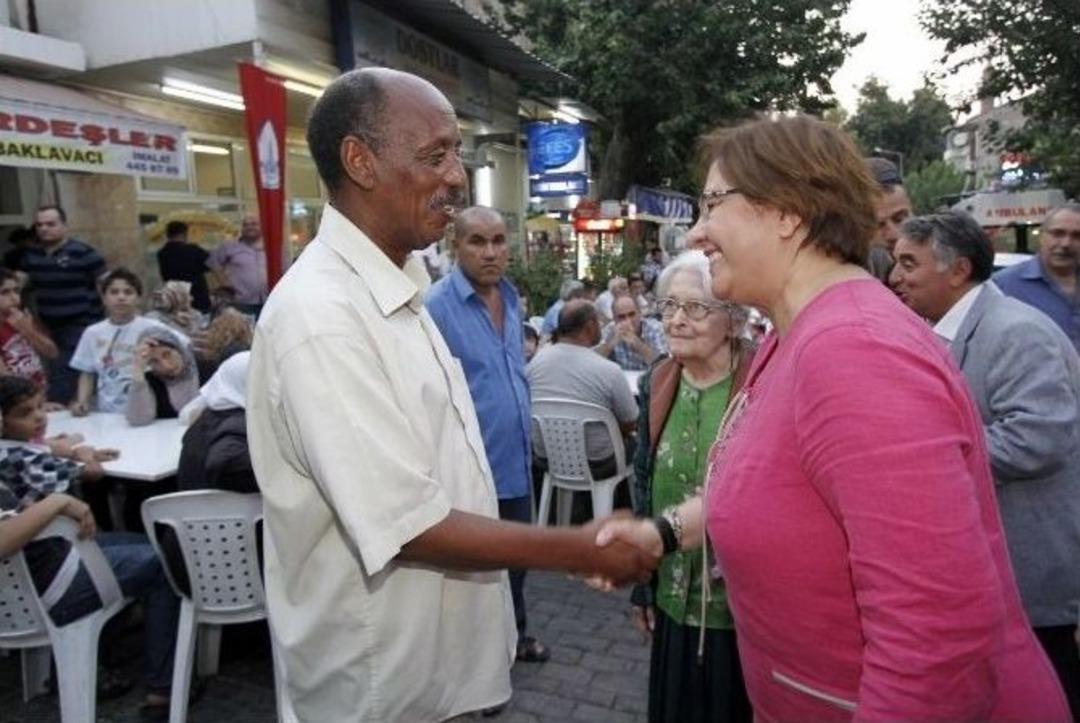 Konak'ta Uluslararası Dayanışma İftarı