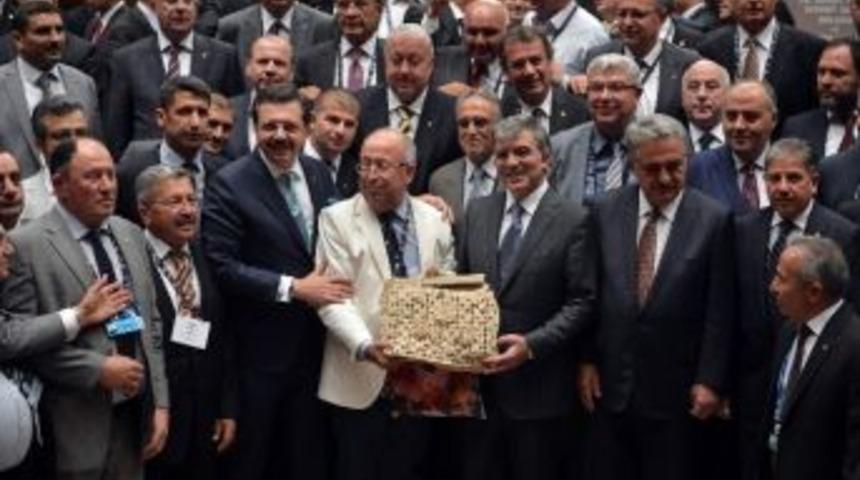 Cumhurbaşkanı G&uuml;l&rsquo;e Muz Lifinden Yapılmış &Ccedil;anta