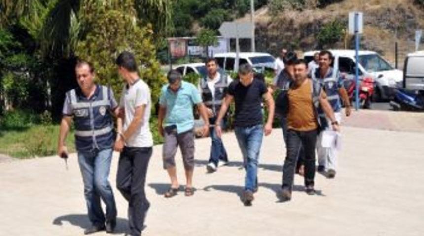 Suçüstü Yakalanan Beş Telefon Dolandırıcısından Dördü Tutuklandı