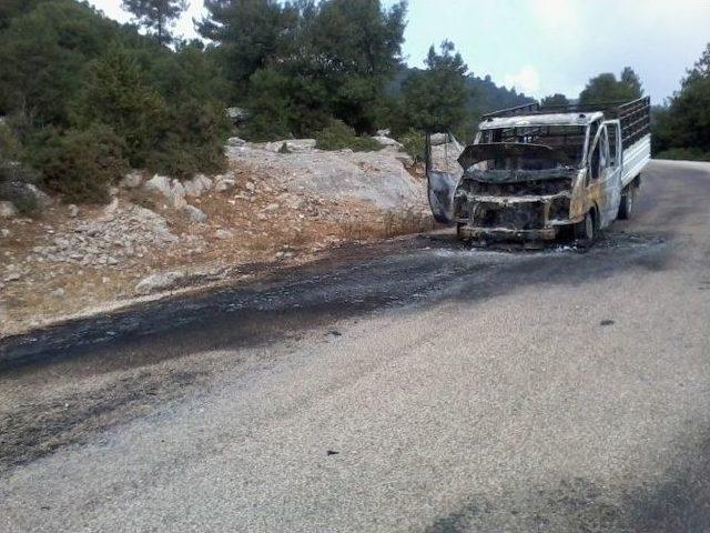 Hareket Halindeki Kamyonet Alev Alev Yandı 3