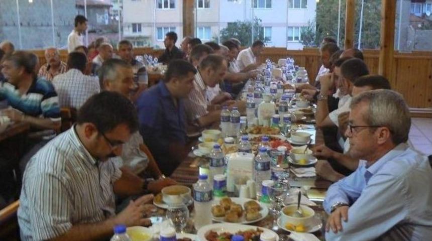 Boz&uuml;y&uuml;k Minib&uuml;s&ccedil;&uuml;ler Derneği'nden İftar Yemeği