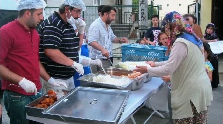 İzmit Belediyesi Yeşiova&rsquo;da İftar Yemeği D&uuml;zenledi