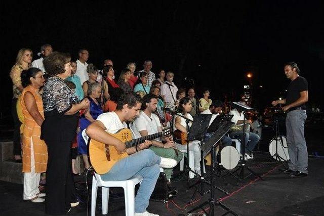 Foça’da Türkü Dolu Akşam 2