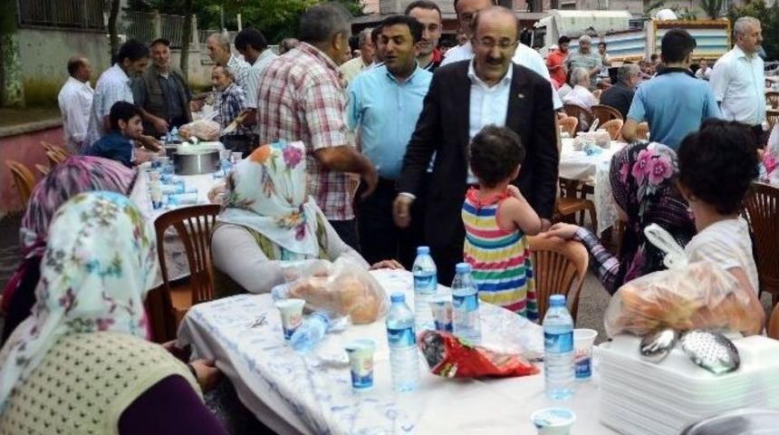 Trabzon B&uuml;y&uuml;kşehir Belediyesi'nin İftar Programları S&uuml;r&uuml;yor