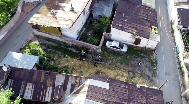 Fanila ve çıplak ayakla kaçan uyuşturucu satıcısı drone takibiyle yakaladı