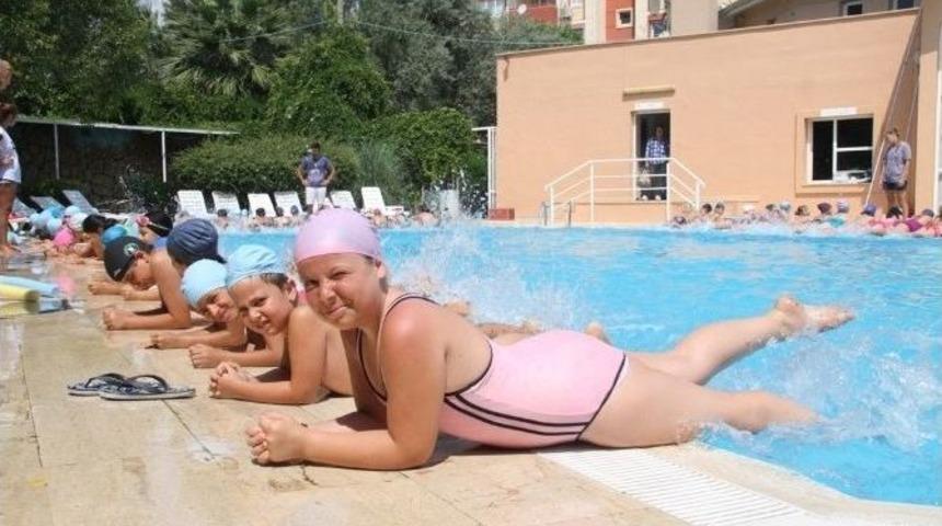 Gaziemirli Miniklerin Havuz Keyfi