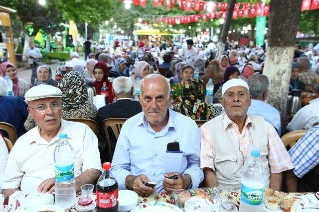 Büyükşehir, Yaşlıları İftarda Buluşturdu