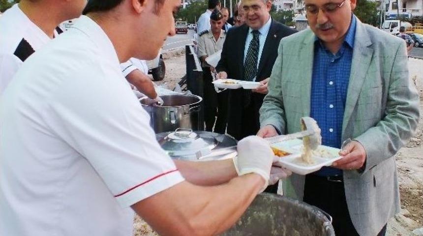 Vali, Vatandaş İle İftar Kuyruğunda