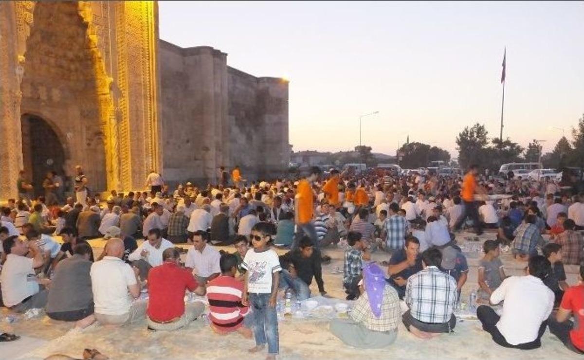 Tarihi Sultanhanı'nda 6 Bin Kişilik İftar Yemeği