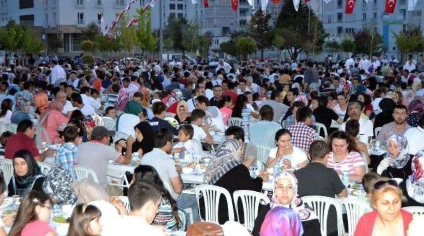 Sancaktepe&rsquo;de 4 Bin Kişi Aynı Sofralarda İftar Yaptı