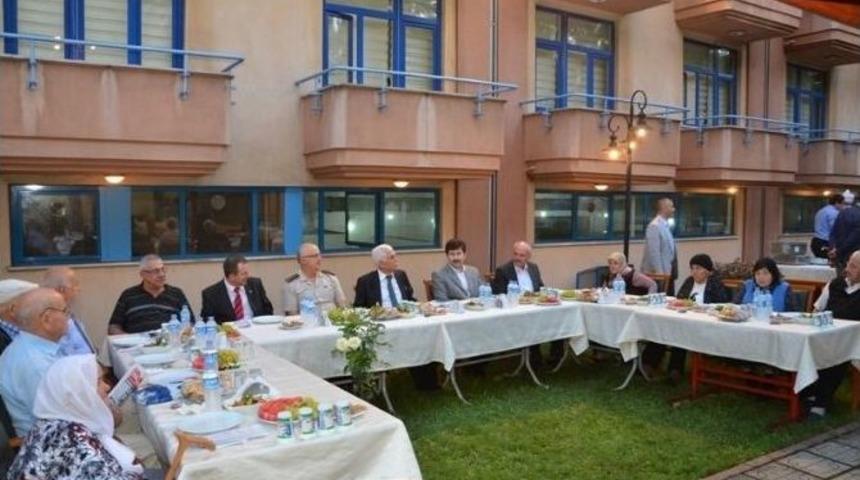 Vali Alimoğlu, Huzurevinde Yaşlılarla İftar Yaptı