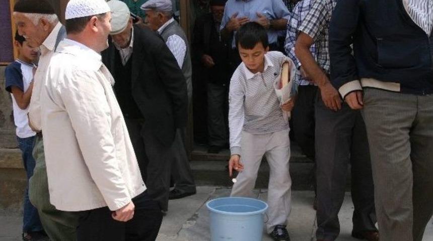 Yozgat&rsquo;ta Cuma Namazı &Ccedil;ıkışı Gazze&rsquo;ye Yardım Toplandı