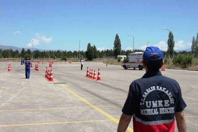 Amb&uuml;lans Şof&ouml;rlerine S&uuml;r&uuml;ş Teknikleri Eğitimi Verildi 1
