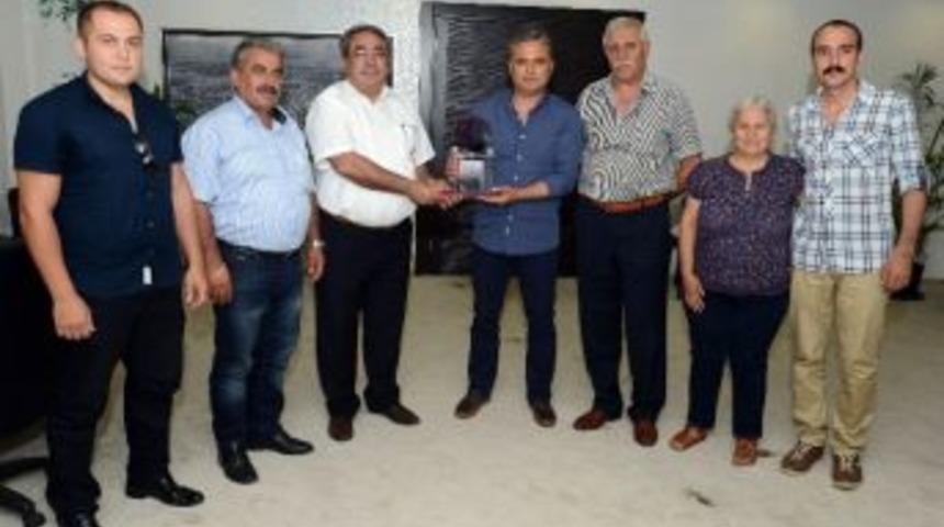 Alevi Derneklerinden Başkan Uysal&rsquo;a Plaket