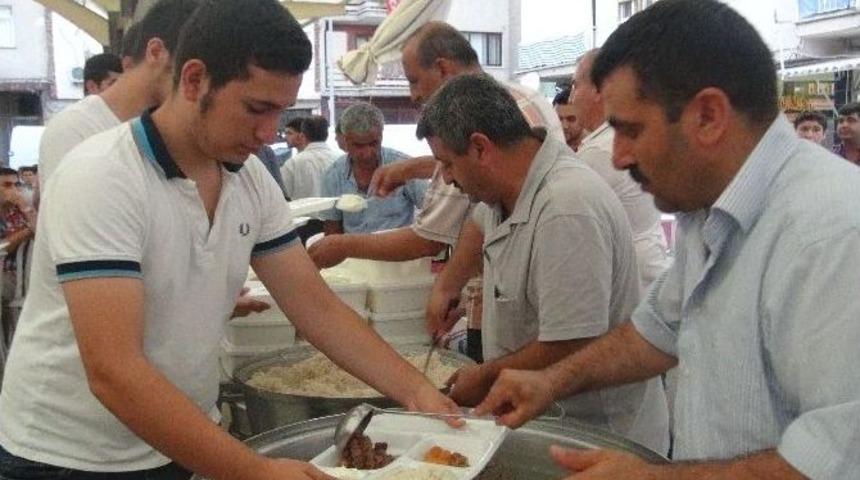 Manisa'da, Malatyalı Esnaftan Bin Kişilik İftar Yemeği