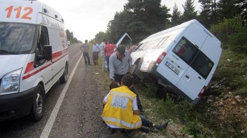 Kastamonu&rsquo;da Minib&uuml;s, Şarampole Devrildi