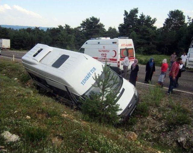 Kastamonu’da Minibüs, Şarampole Devrildi