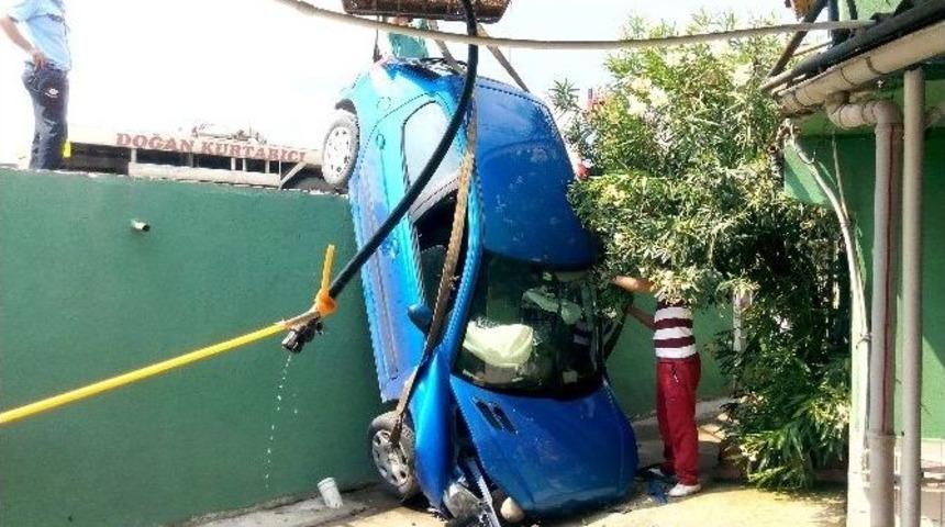 Kocaeli'de Otomobil Cami Bah&ccedil;esine U&ccedil;tu