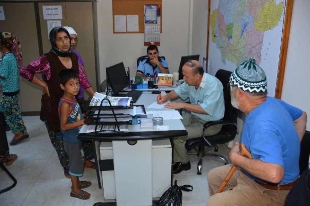 4 &Ccedil;ocuğuyla Dilenmeye &Ccedil;ıkan Kadın Şaşırttı: