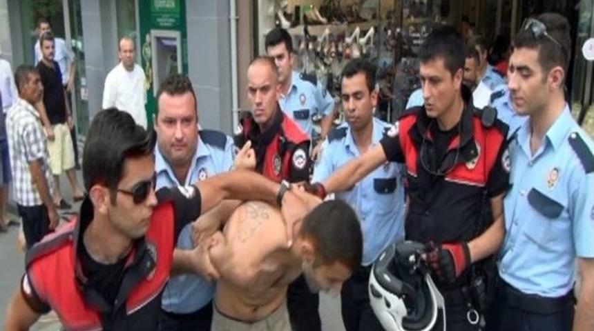 Parasını Alamayınca İş Yerinin Kapısına Dayandı