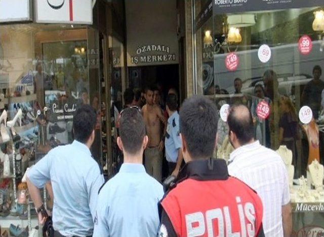 Parasını Alamayınca İş Yerinin Kapısına Dayandı 1