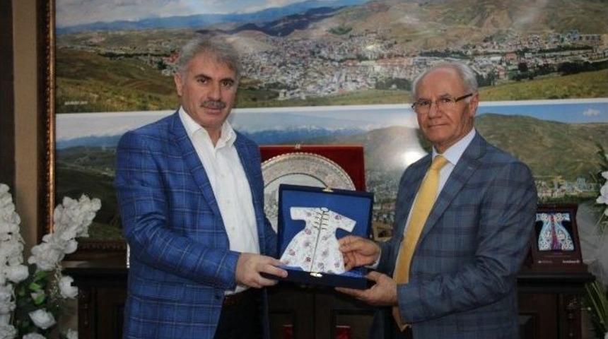Yargıtay Başkan Vekili İlhan, Belediye Başkanı Memiş'i Ziyaret Etti