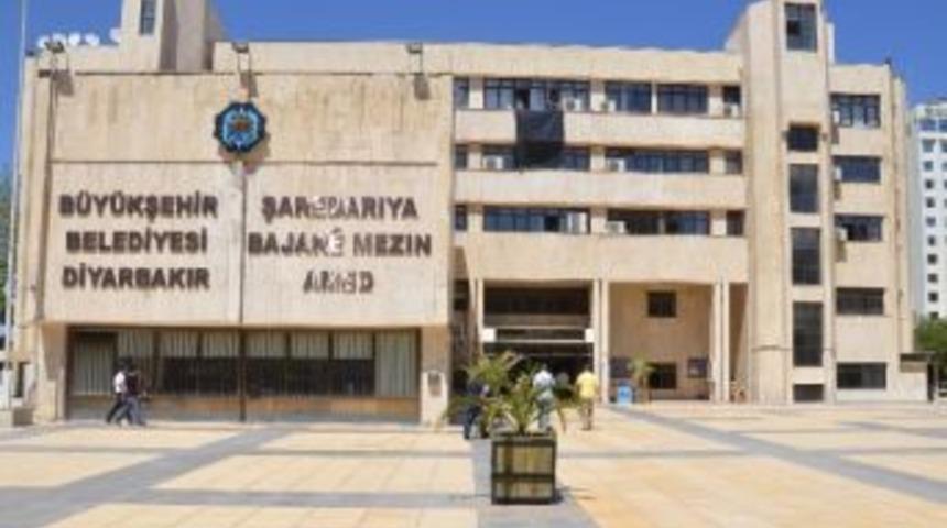 Diyarbakır B&uuml;y&uuml;kşehir Belediyesi&rsquo;nden Siyah Bayraklı Tepki