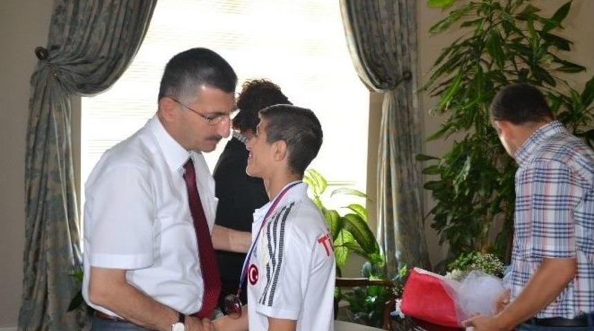 Vali Bektaş, D&uuml;nya Yıldızlar Greko-romen G&uuml;reş Şampiyonasında D&uuml;nya İkincisi Olan Kerem Kamal&rsquo;ı &Ouml;d&uuml;llendirdi