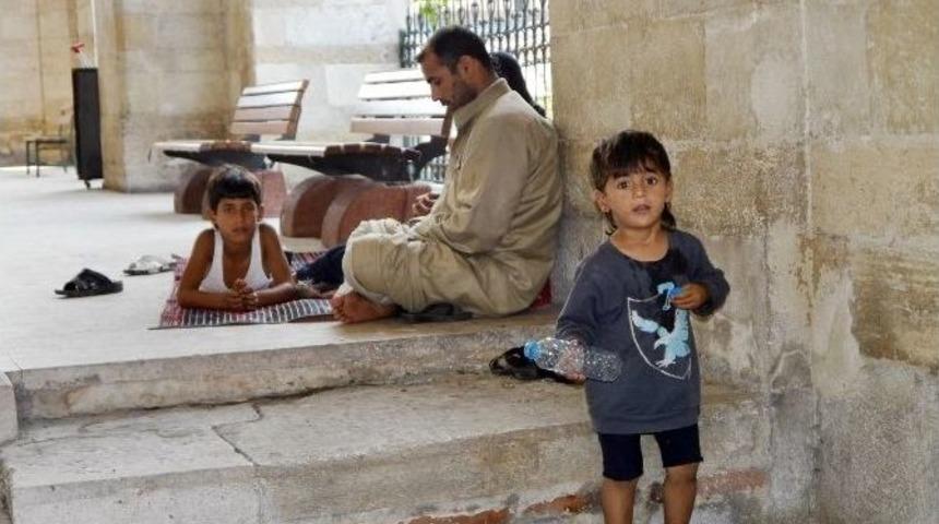 Suriyeli Aile Cami Avlusuna Sığındı