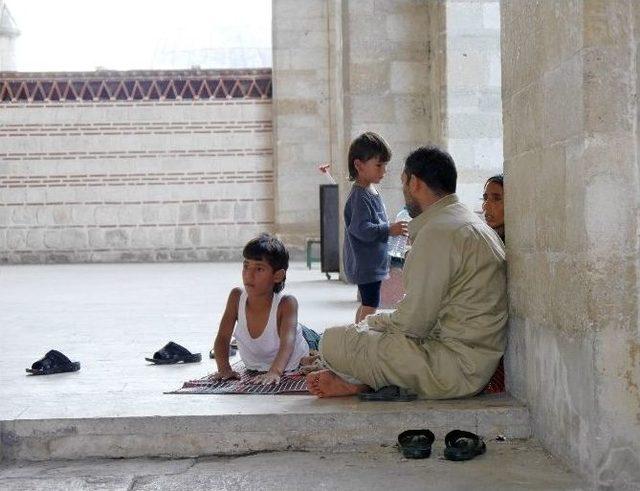 Suriyeli Aile Cami Avlusuna Sığındı