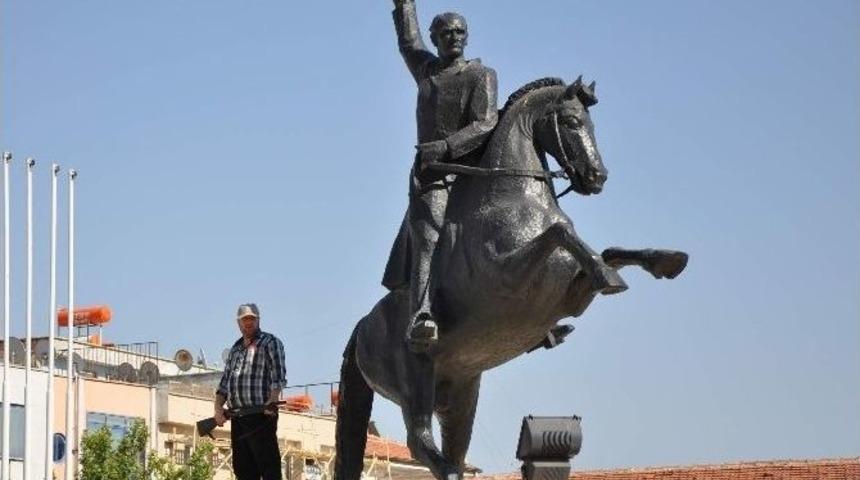 Atat&uuml;rk Heykeline &Ccedil;ıkıp, Pompalı T&uuml;fekle Ateş Ederek Eylem Yaptı