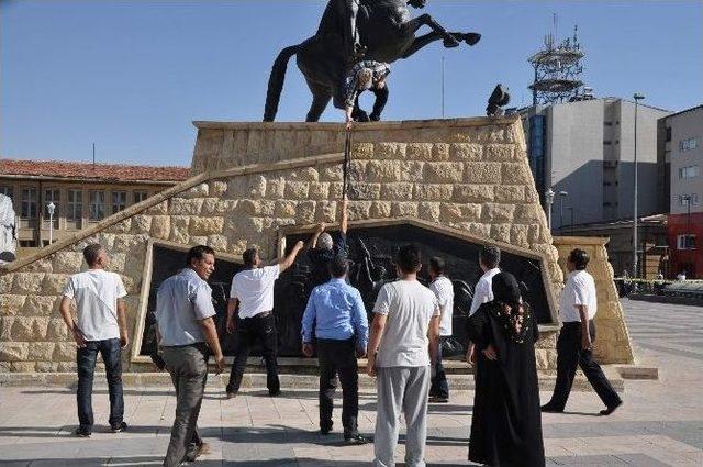 Atatürk Heykeline Çıkıp, Pompalı Tüfekle Ateş Ederek Eylem Yaptı