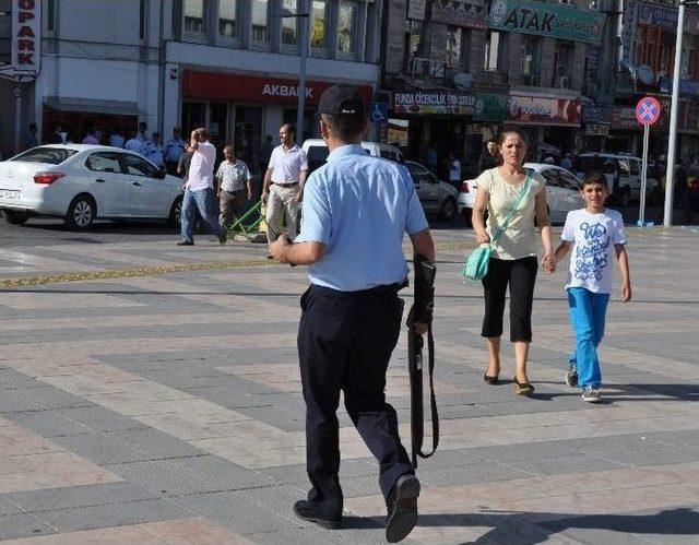 Atatürk Heykeline Çıkıp, Pompalı Tüfekle Ateş Ederek Eylem Yaptı