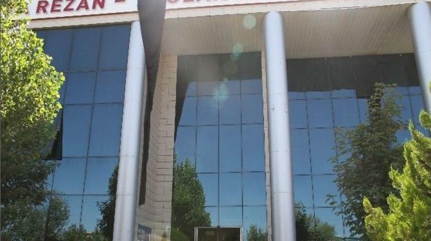 Bağlar Belediyesi Saldırılara Karşı Siyah Bayrak Astı