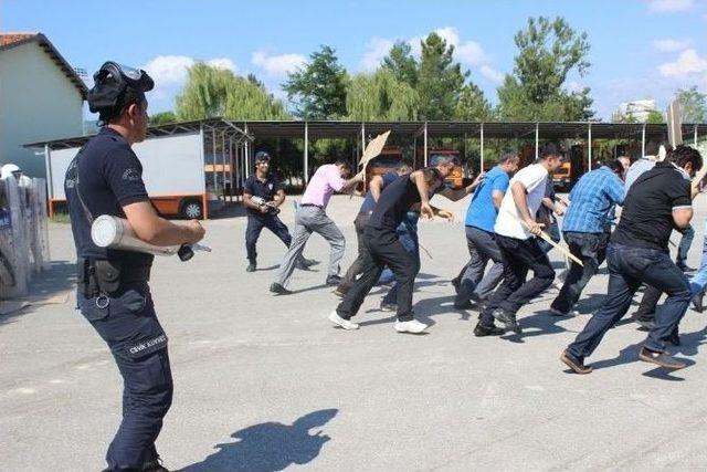 &Ccedil;evik Kuvvet Polisinin Tatbikatı Ger&ccedil;eği Aratmadı 2