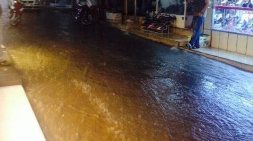 Sandıklı&rsquo;da İftar Vakti Sağanak Yağış Hayatı Olumsuz Etkiledi