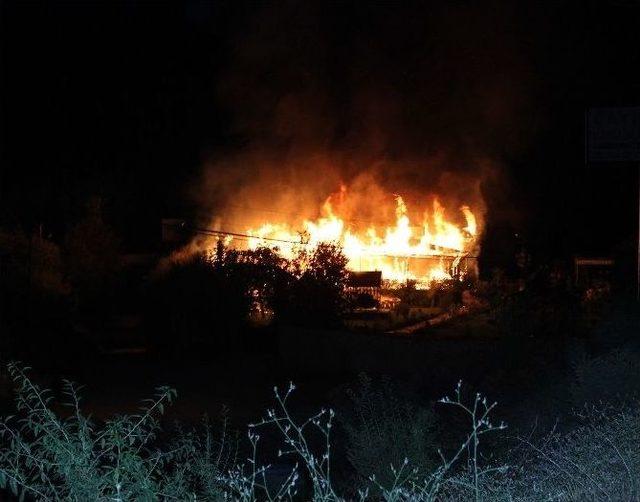 Alabalık Lokantası Alev Alev Yandı 1