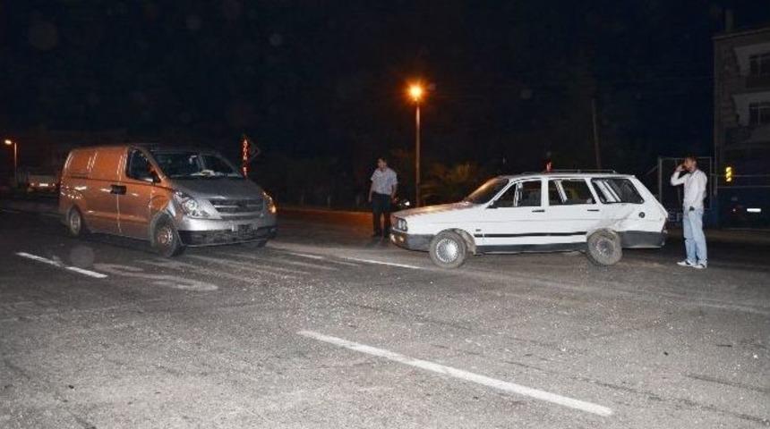 Minib&uuml;s İle Otomobil &Ccedil;arpıştı: 5 Yaralı
