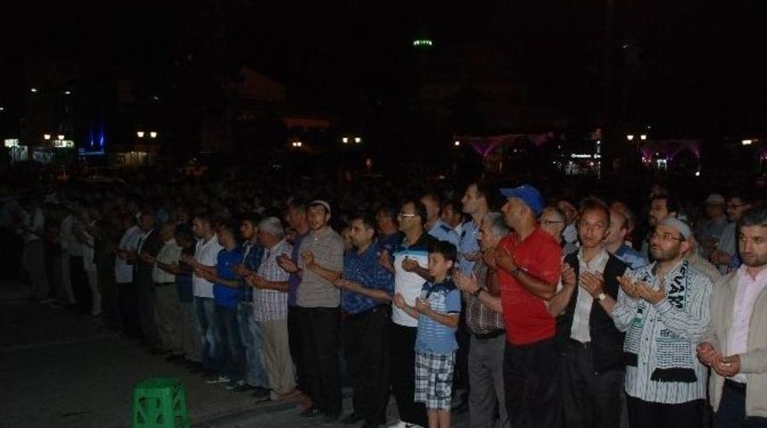 Gazze&rsquo;de &Ouml;ld&uuml;r&uuml;lenler İ&ccedil;in Yolda Gıyabi Cenaze Namazı Kılındı