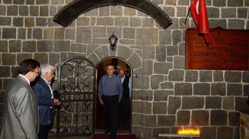 Erzurumlu Emrah K&uuml;t&uuml;phanesinde Ramazan Sohbetlerinin Konuğu Vali Altıparmak Oldu